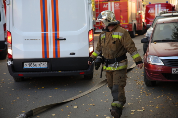 Двое мужчин оказались в больнице после пожара в гараже на Большой Яблоновке