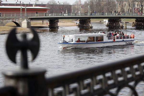 Капитан катера в нетрезвом состоянии врезался в Дворцовый мост и получил за это штраф в 50 тысяч рублей