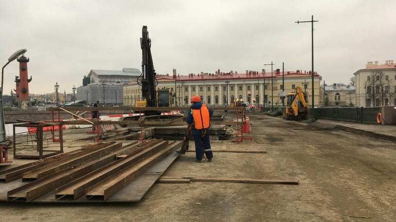 В Петербурге у Биржевого моста началось строительство подземного пешеходного перехода