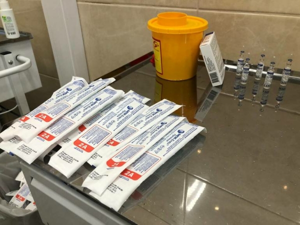 В Петербург доставили новые партии вакцин от гриппа и COVID-19