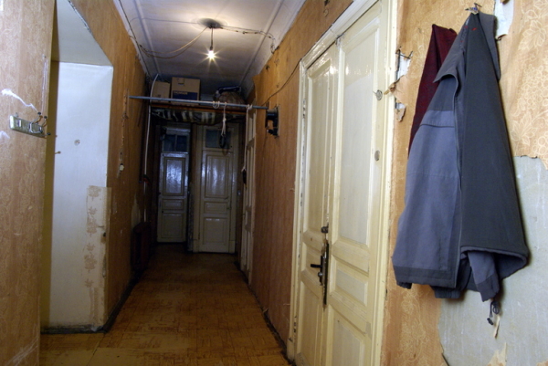 В 7-комнатной коммуналке нашли труп пожилого петербуржца с побоями
