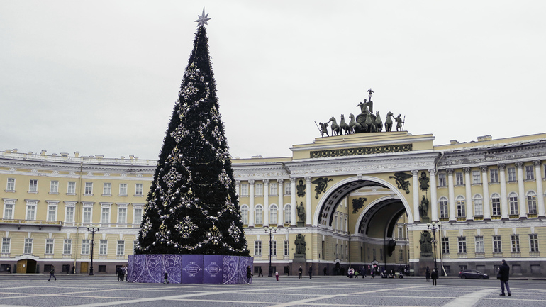 На Дворцовой площади Петербурга 2,5 месяца будет ограничено движение из-за проведения рождественской ярмарки