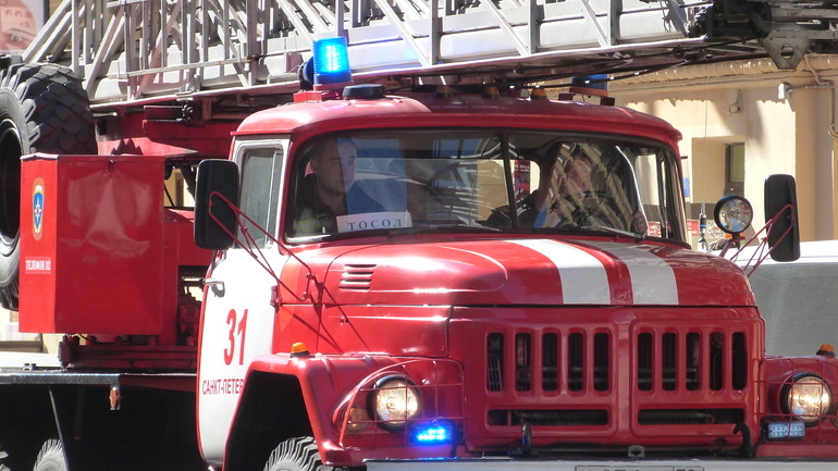 На Пулковской улице пожарные тушили пожар в трехкомнатной квартире