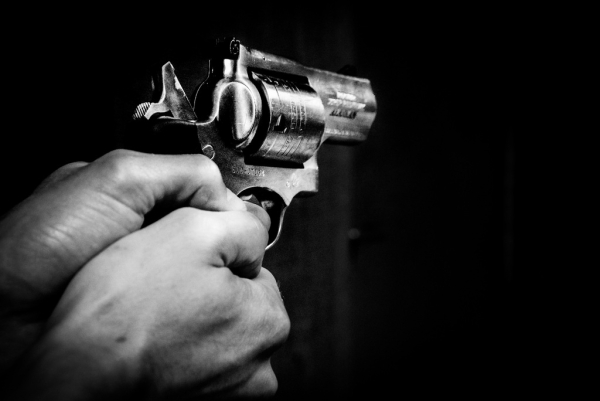 В коммуналке Петербурга рецидивист подстрелил брата из револьвера