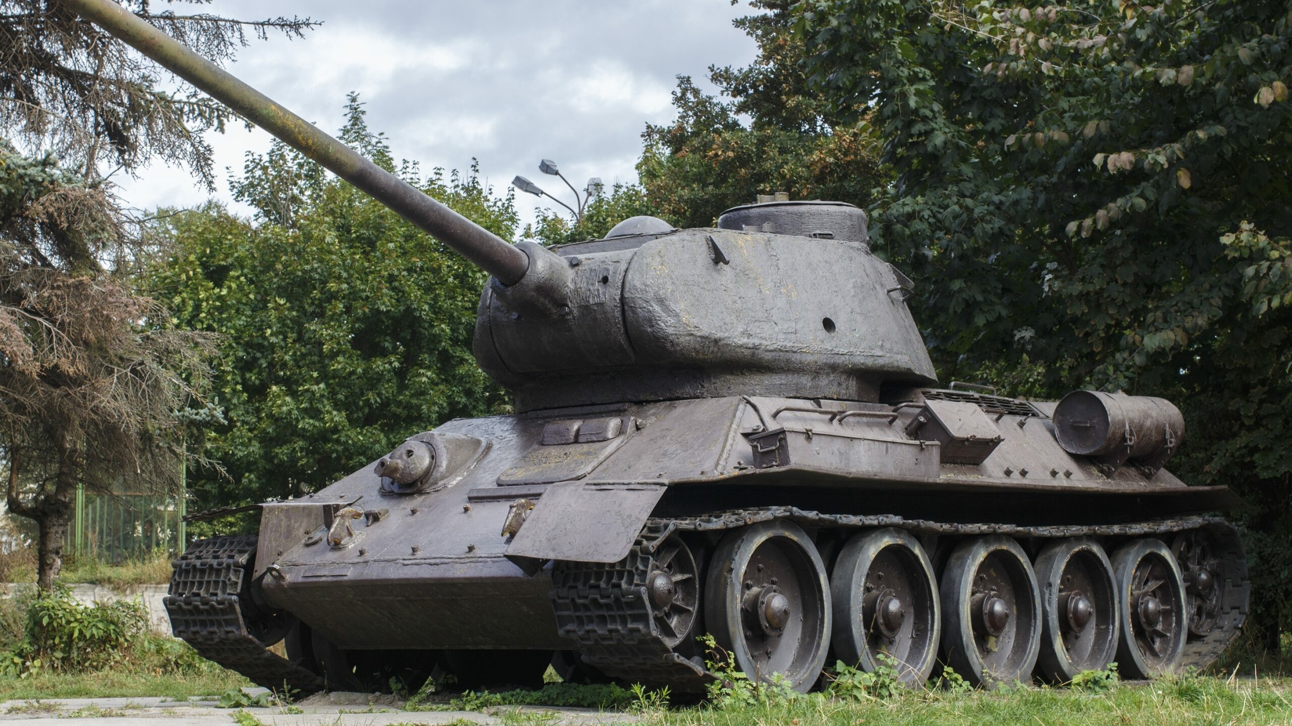 В Ивангороде танк Т-34 доехал до постамента на границе с Эстонией