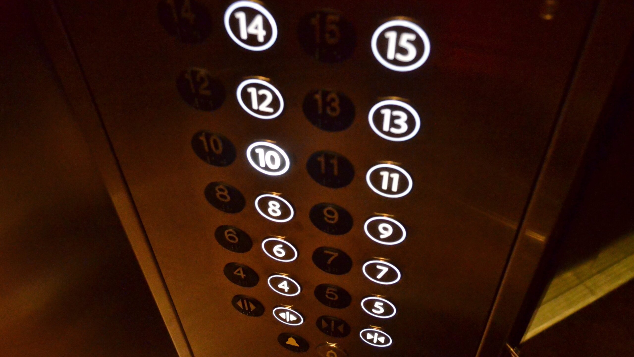 В Петербурге ФКР ежемесячно обновляет по 100 лифтов