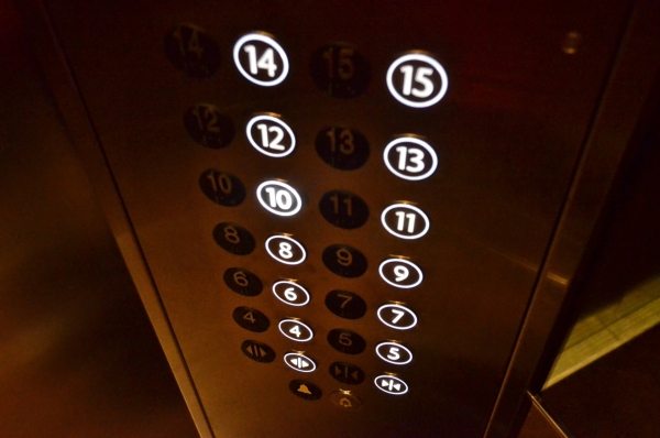 Больше 10 петербуржцев едва не задохнулись в лифте