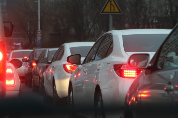 Петербургские водители застряли в семибалльных пробках в четырех районах