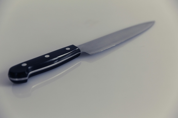 В Ломоносве пьяная 47-летняя женщина насмерть заколола ножом своего сожителя-собутыльника