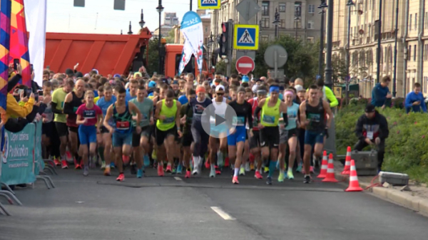 На Дворцовой финишируют участники марафона «Пушкин – Санкт-Петербург»