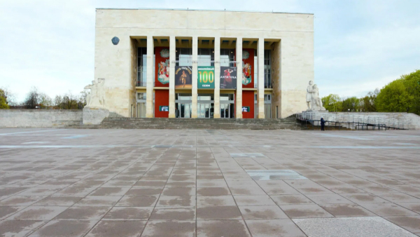 На площади перед ТЮЗом открыли памятник основателю театра Александру Брянцеву
