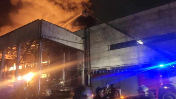 Ранг огромного пожара на складе в Металлострое понизили до №1