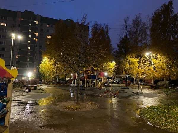 В квартале между улицами Савушкина, Яхтенной и Приморским шоссе установили уличные фонари