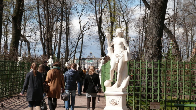В Петербурге скульптуры в Летнем саду укроют от холодов