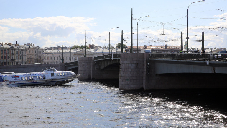 У выловленного из воды у Тучкова моста трупа обнаружили рюкзак с камнем внутри