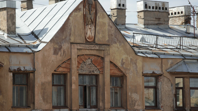 В Петербурге сбитый семь лет назад барельеф Мефистофеля восстановят в несколько этапов и вновь водрузят на фасад здания