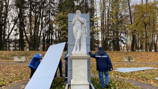 В Гатчине парковые скульптуры «одели» к зиме