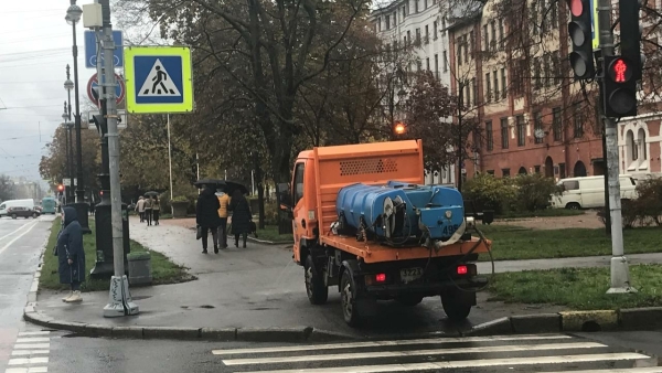 Петербуржцы жалуются на регламент «благоустройства», из-за которого опять моют улицы под дождем