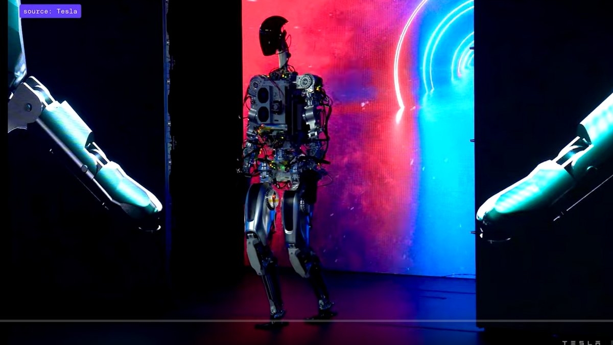 Илон Маск представил публике человекоподобного робота