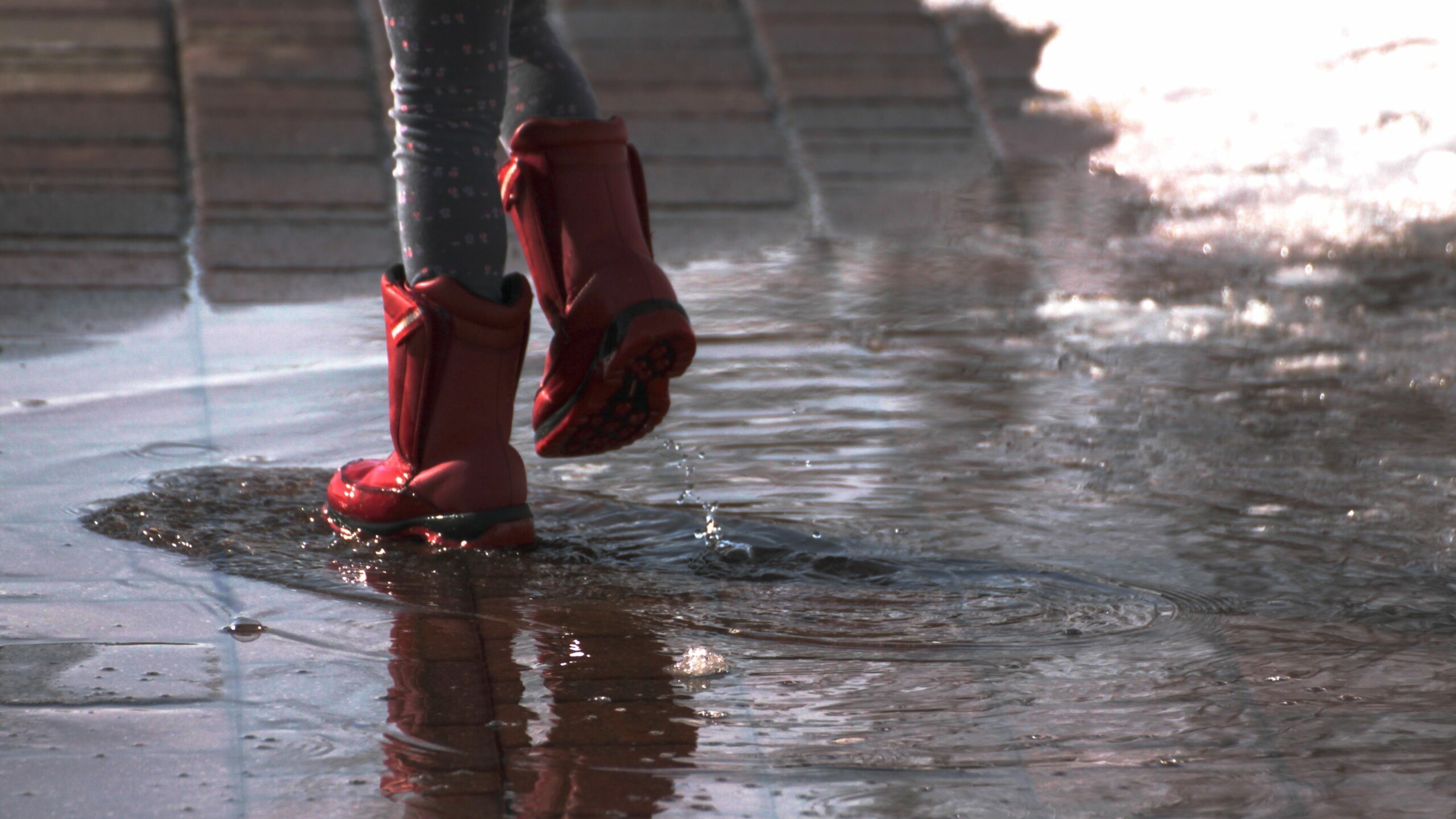 Жители Мурманской области жалуются на плохие дороги и скопление воды около жилых домов