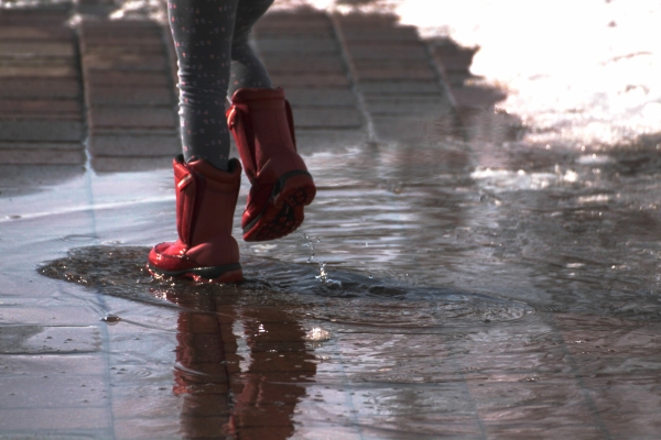 Жители Мурманской области жалуются на плохие дороги и скопление воды около жилых домов