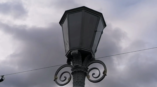 В Петербурге на Львиный мост вернулись фонари, пострадавшие от вандала