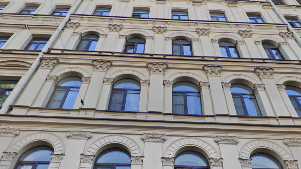 Проблемы с ремонтом фасадов в Петербурге объяснили незаконным остеклением балконов