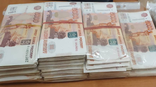В Пулково задержали вылетающего в Узбекистан с контрабандной сотней тысяч долларов