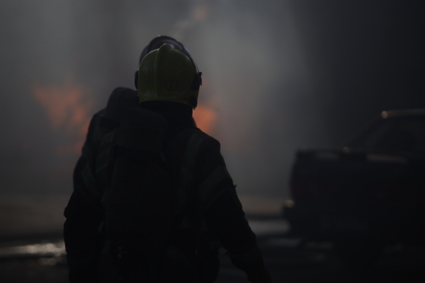 На Киевской улице вспыхнуло производство: 25 пожарных в течение часа боролись с пламенем