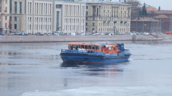 Лед с Ладоги достиг центра Петербурга