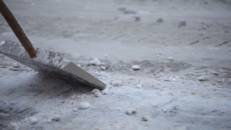 Снег и гололедица: МЧС предупреждает о сложной обстановке на дорогах Ленобласти