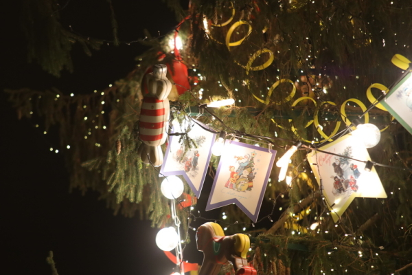 В Мурманске упавшая новогодняя елка чуть не убила двух прохожих