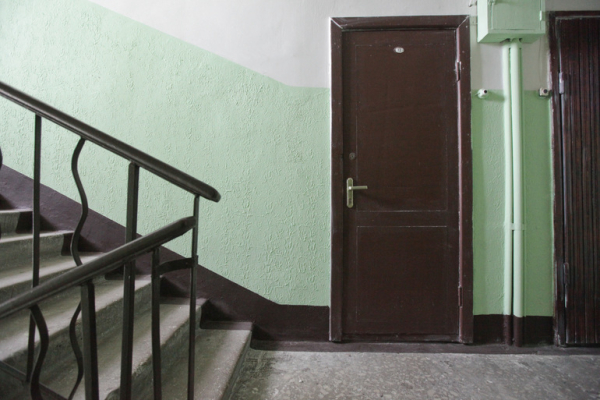 В квартире на Дрезденской сотрудник благотворительной организации обнаружил покалеченную мертвую женщину