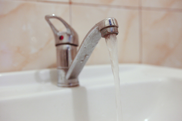 Петербуржцам рассказали, почему не удается сократить сроки отключения воды до трех дней