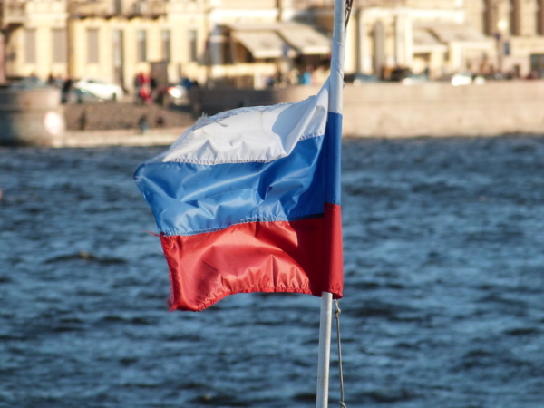 В Приморском районе неизвестные испортили пять флагов РФ: возбуждено уголовное дело