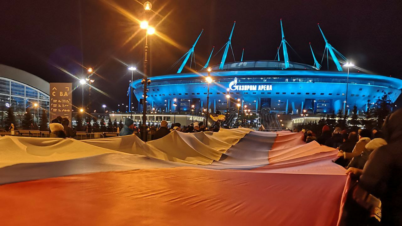 Стадионы мероприятия. Стадион в Питере. Каток Зенит Арена у флагштока.