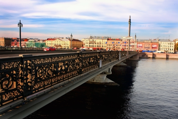 В Петербурге в среду «заминировали» 258 мостов и торговый центр