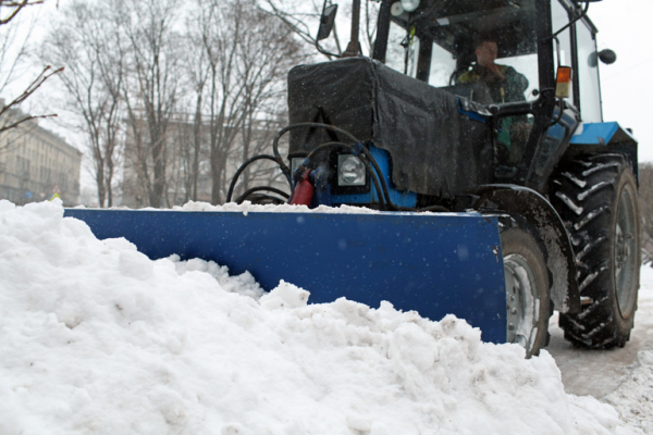 Заждавшиеся нормальной зимы петербургские дорожники начали грести снег