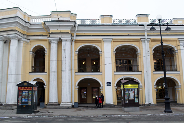 СК возбудили уголовное дело после выстрела в ОМОНовца у станции метро «Гостиный двор»