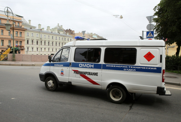 В Петербурге аноним угрожал подорвать здание администрации Петродворцового района: эвакуировали 14 человек