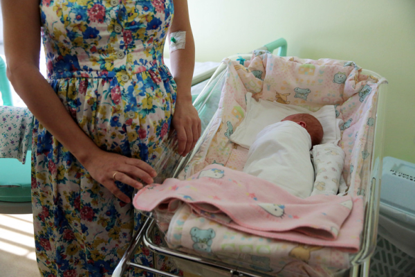 Владимир Путин подписал закон, который запрещает иностранцам пользоваться услугой суррогатного материнства