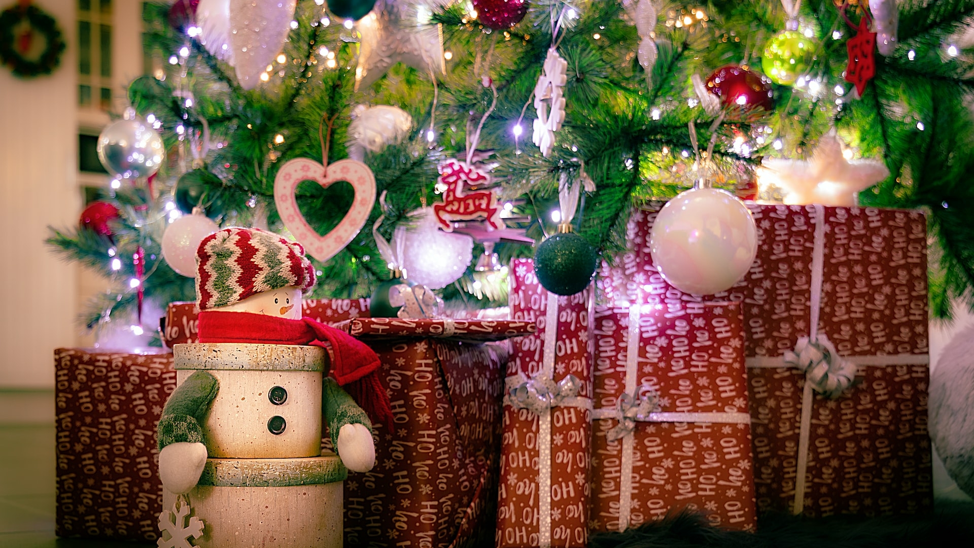Антирейтинг плохих новогодних подарков возглавили носки и сувениры