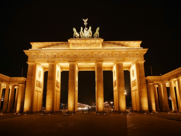 В Берлине эко-активисты в знак протеста забрались на Бранденбургские ворота
