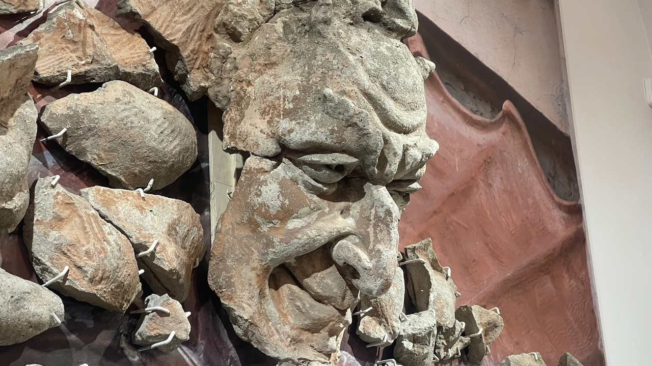 В Петербурге показали фрагменты сбитого барельефа Мефистофеля