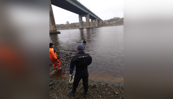 Спасатели Новой Ладоги достали из Волхова затонувший автомобиль без людей