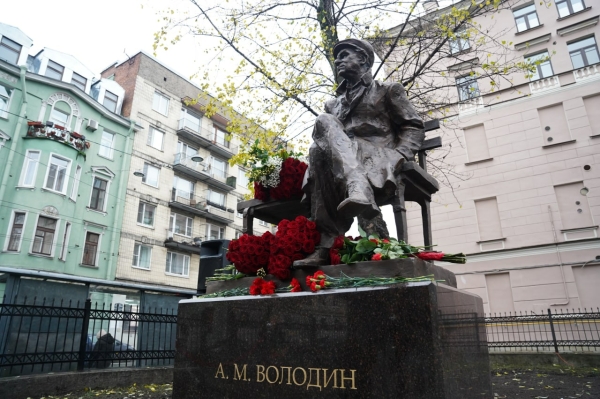 В Петербурге состоялось открытие памятника драматургу Александру Володину