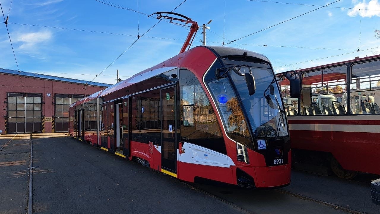 В Петербург прибыл «умный» трехсекционный трамвай «Витязь-М»