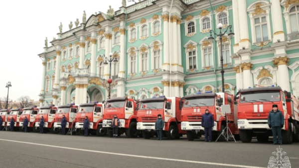 Спасатели Петербурга получили 35 новых пожарных машин