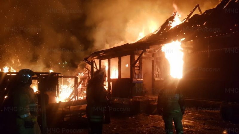 Ночью в Кикерино 8 спасателей за час потушили горящий дом