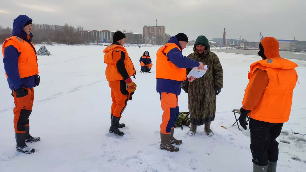 В Петербурге составили 3 протокола и провели 30 профилактических бесед с рыбаками на неокрепшем льду